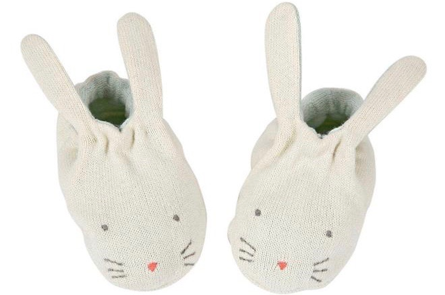 19 de las mejores botitas para bebé que encontrarás, a pair of white booties with the face and ears of bunnies.